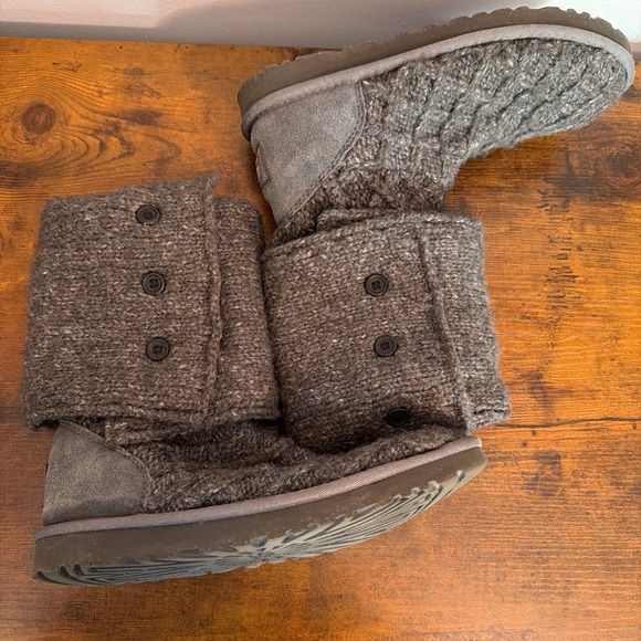 Ugg Lattice Cardy Sweater Boots Size
8 Grey 3066 Button Detail Fold Down - Picture 7 of 9